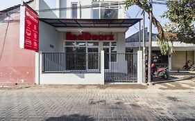 Reddoorz Near Condongcatur Bus Station